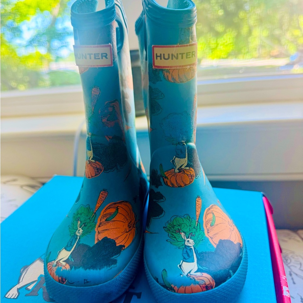 Peter Rabbit Hunter kids boots, well loved & worn w/ box & original Peter R tag.